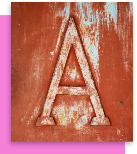 Chữ A lớn trên nền gỉ